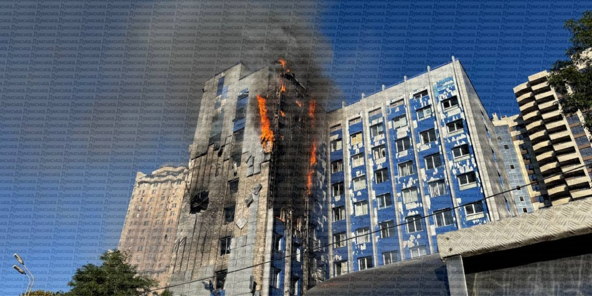 Безпілотник на&nbsp;великій швидкості влучив у&nbsp;центральну частину багатоповерхівки (Фото: Думская /Telegram)