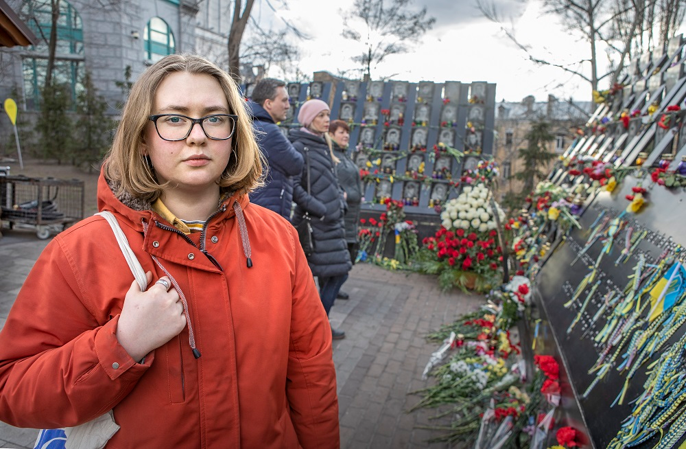 Через шість років після загибелі батька - учасника протестів, студентка Ірина Дідич знову прийшла в центр Києва, до пам'ятної дошки Небесної сотні (Фото: Наталя Кравчук / НВ)