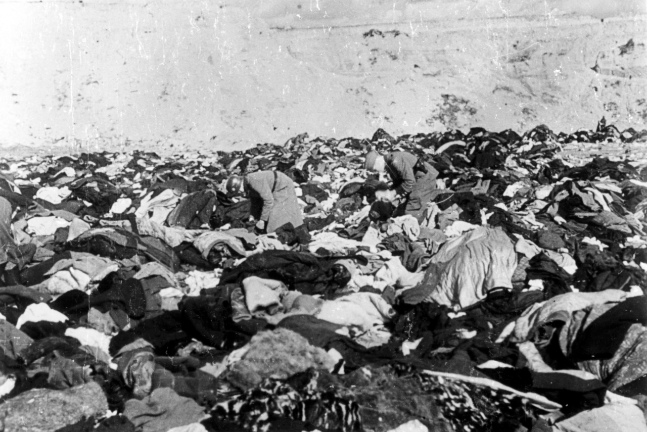 Бабин Яр, Україна, жовтень 1941 року. Німецький солдат риється в речах убитих євреїв (Фото: Архів Яд Вашем)