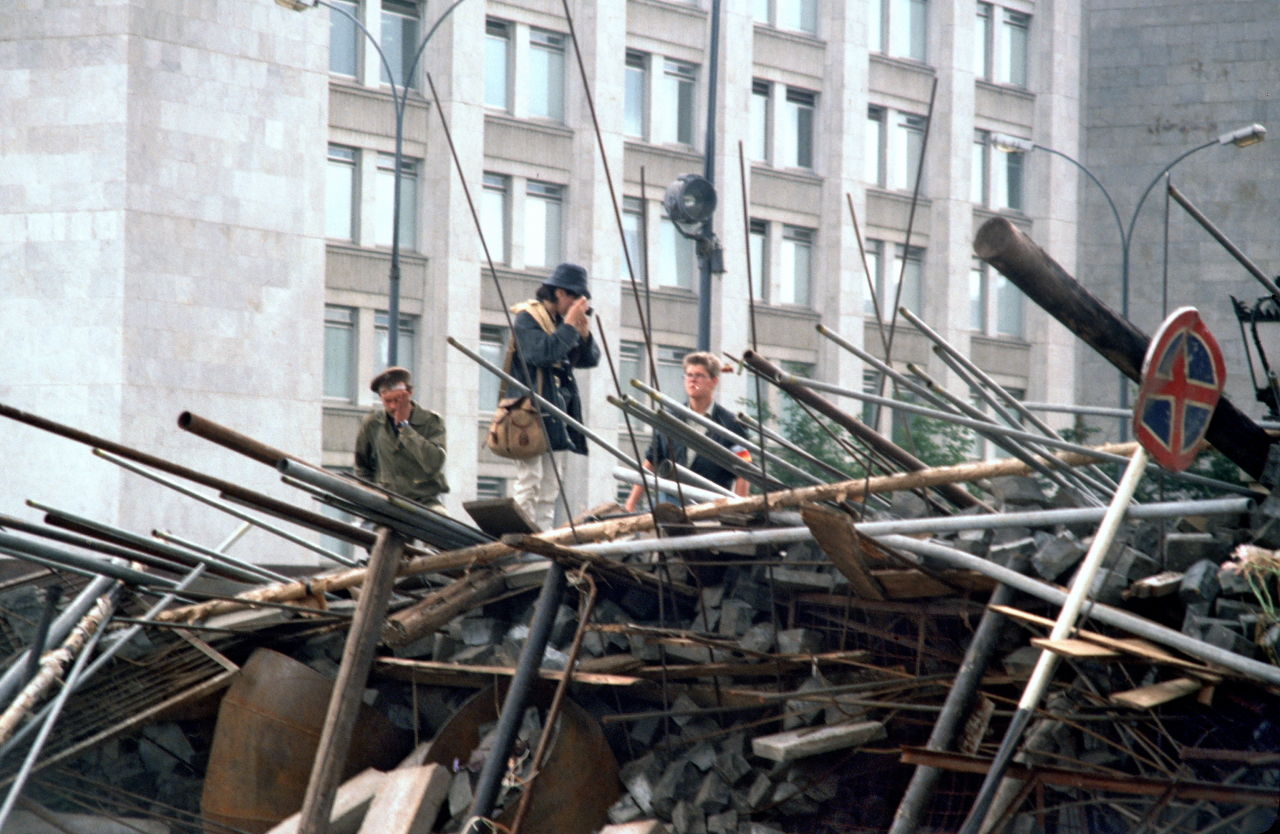 Барикада на Горбатому мосту біля Білого дому (Фото: Ivtorov / Wikimedia)