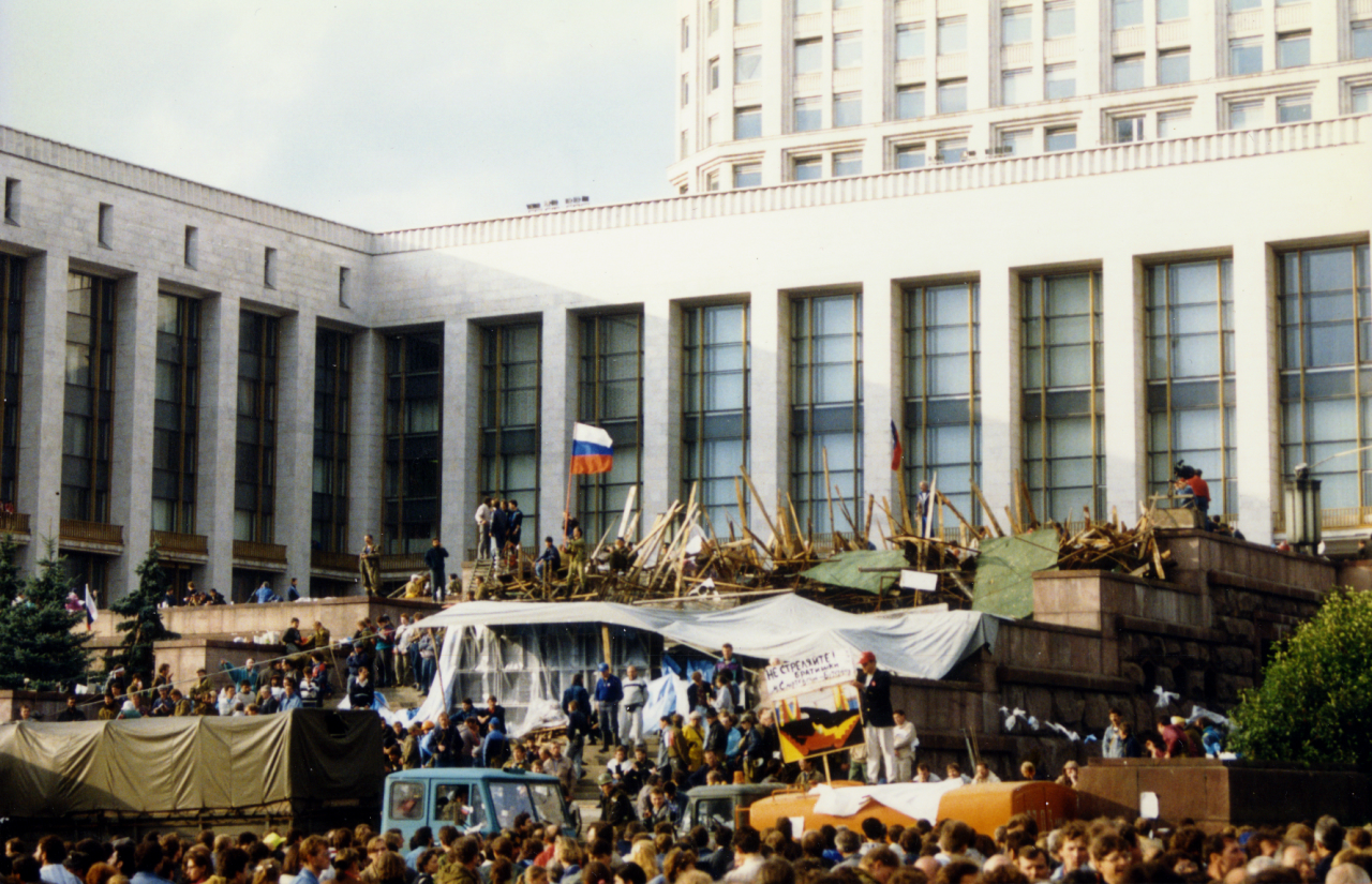 Демонстранти, які протестують проти путчу, обороняють Білий дім у Москві (Фото: David Broad)