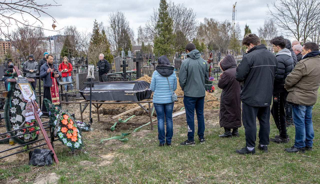 У Бучі продовжують ховати людей, загиблих підчас окупації (Фото: НВ / Олександр Медведєв)