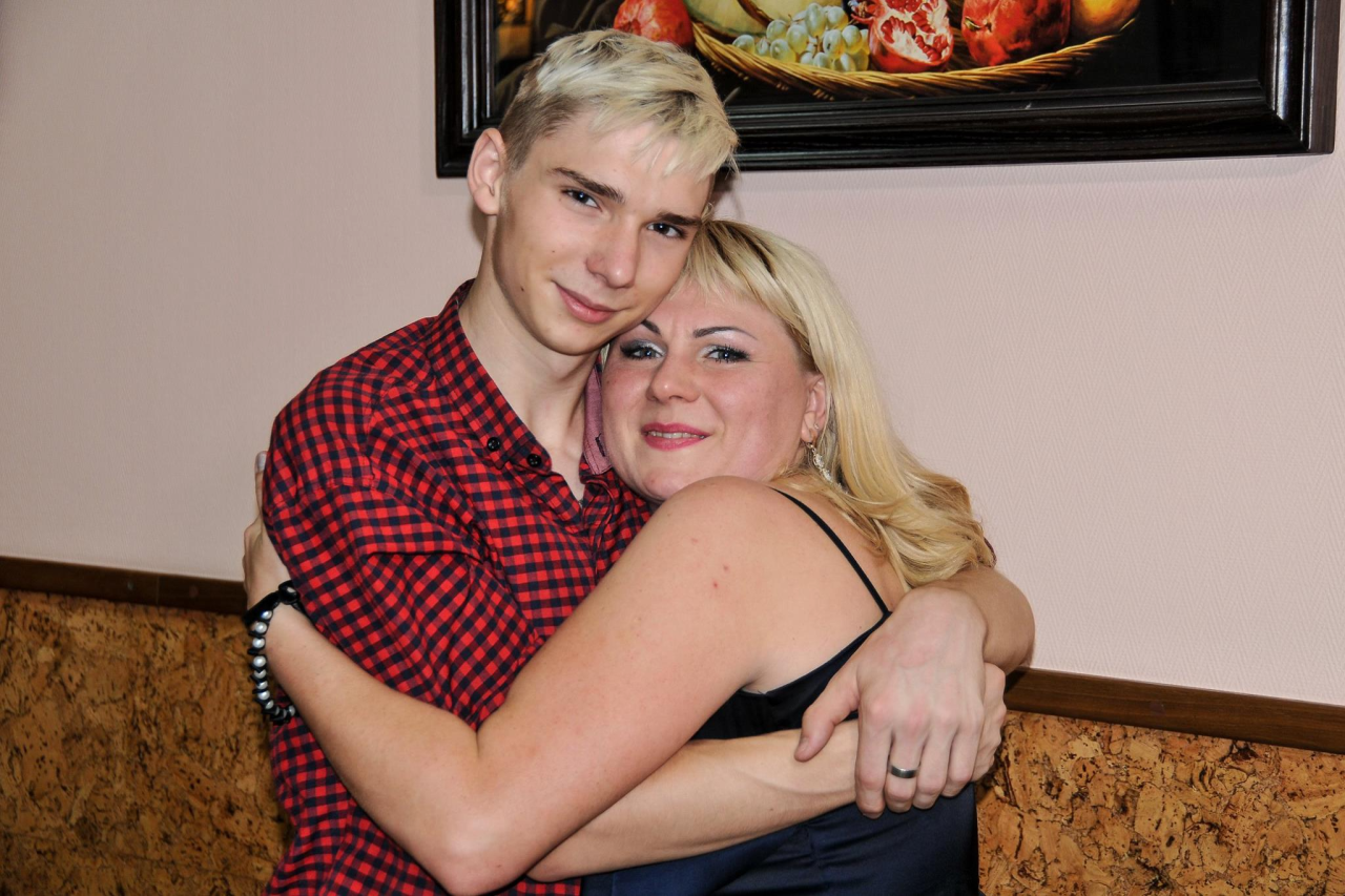 Natalia Demysh hugs her 21-year-old son Yuriy (Фото: Natalia Demysh)