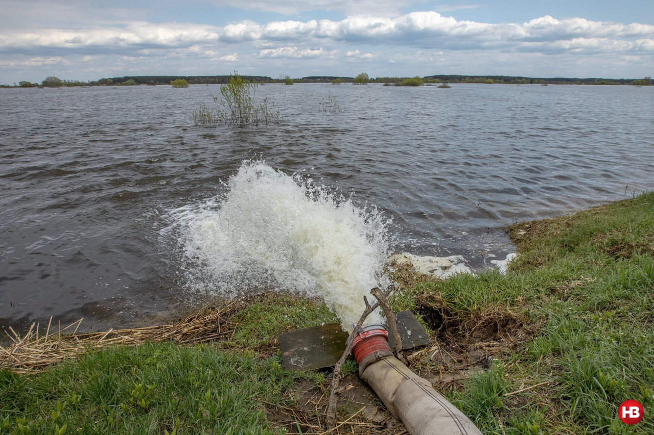 Water pumping in Demidov (Фото: NV / Olexander Medvedev)