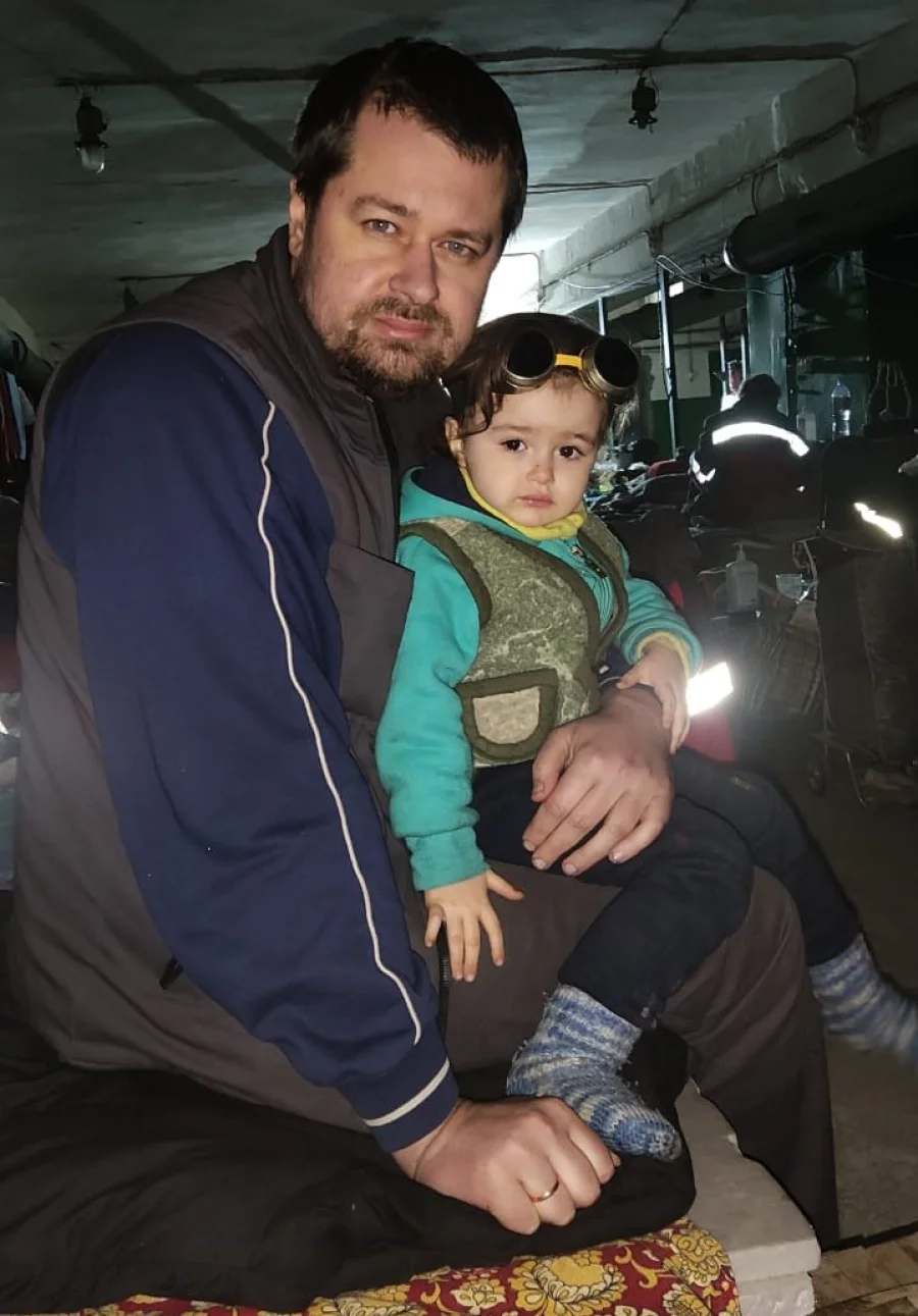 Ihor Khadzhava, a leading engineer of Azovstal, together with his daughter - in the dungeons of Mariupol Azovstal (Фото: DR)