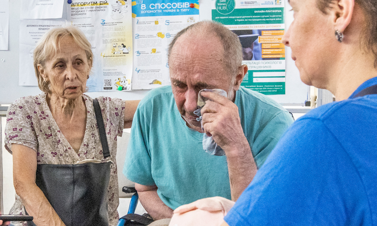 Родина з Нової Каховки доїхала до Запоріжжя і прямує далі у Німеччину (Фото: Олександр Медведєв / НВ)