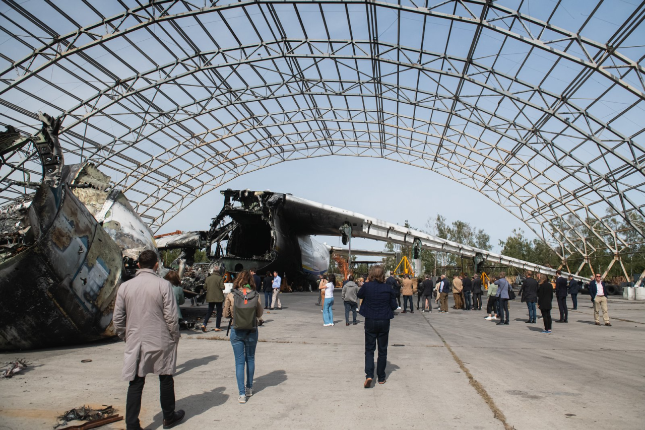 Деякі учасники YES відвідали Київщину, де подивилися на наслідки російської агресії, зокрема знищений окупантами літак-гігант Мрія (Фото: пресслужба YES)