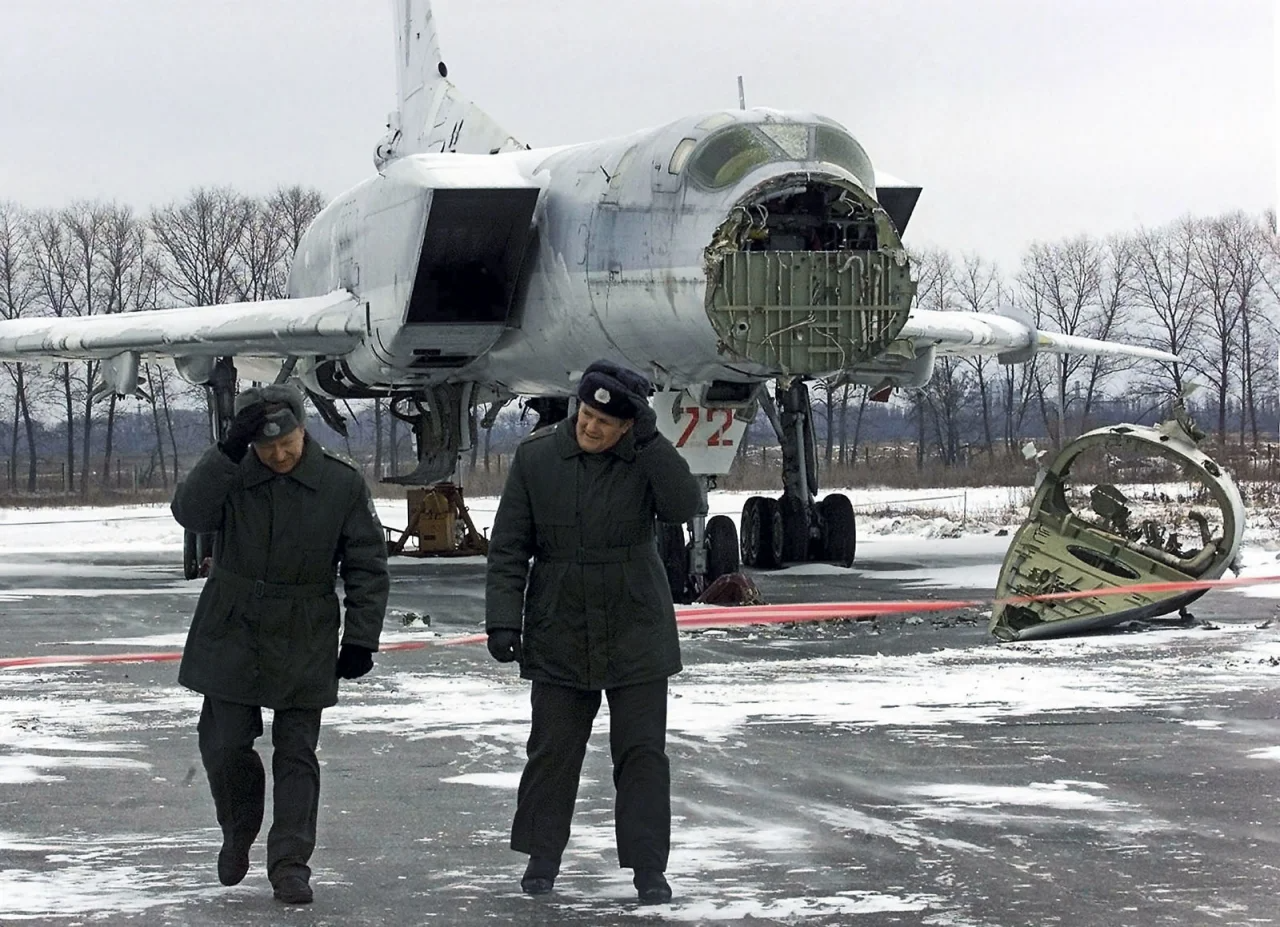 Ukrainian Tu-22 strategic bomber being dismantled (Фото: AP)