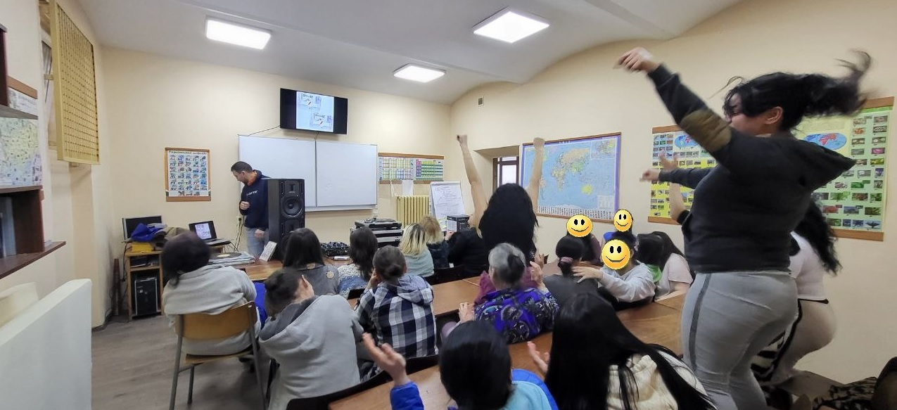 Фото с фейсбук-страницы Алексея Уманского и Государственного учреждения Закарпатское учреждение исполнения наказаний №9 (Фото: На музыкальное событие заключенные реагировали по-разному, но преимущественно – положительно)