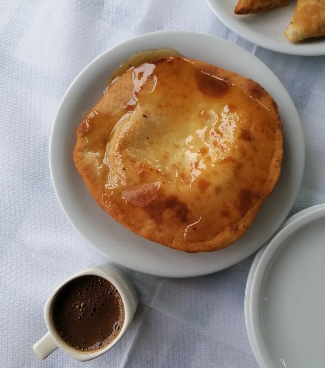 Піта сфакіані з медом (Фото: Inst @emmanouela8280)
