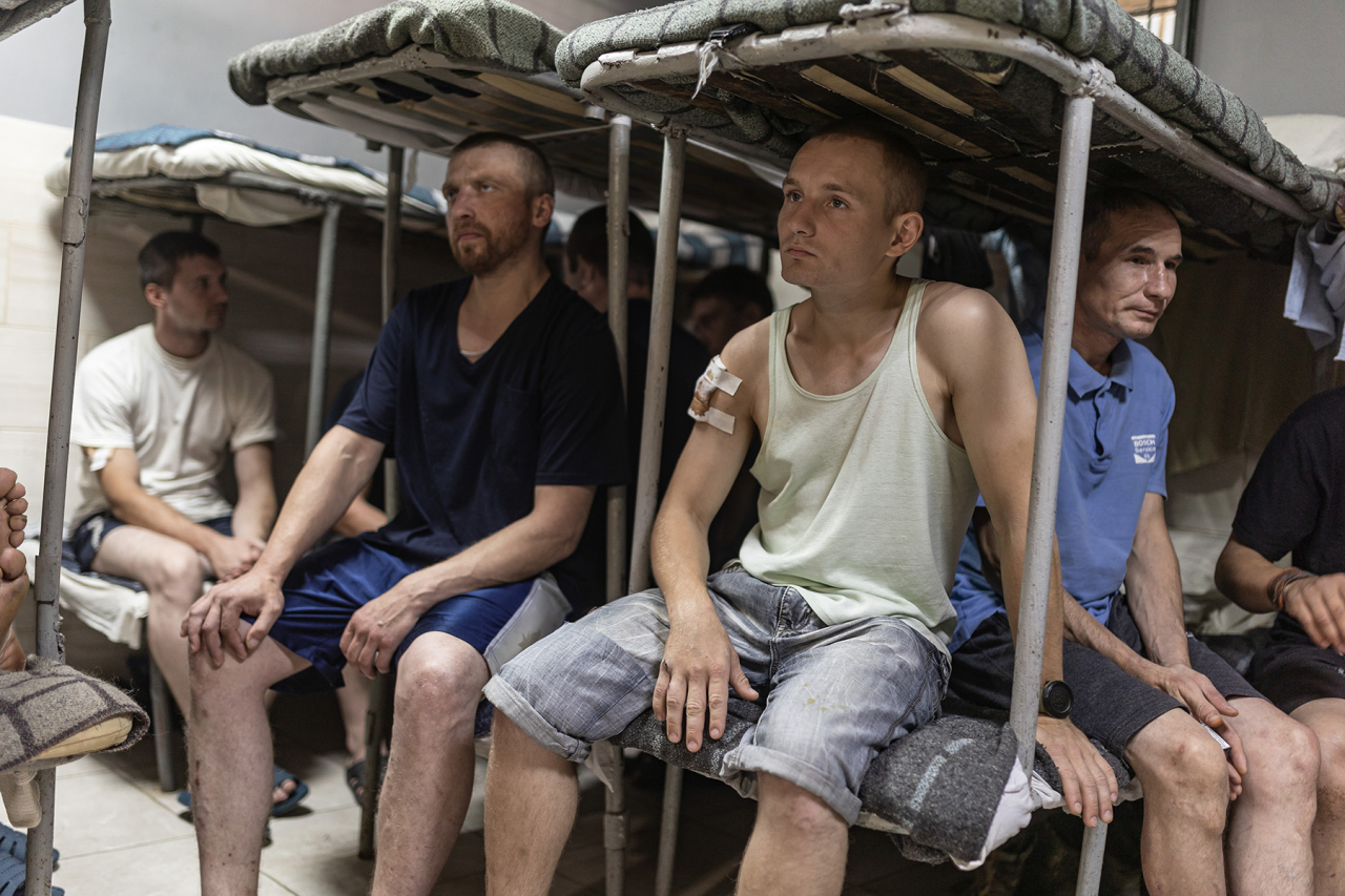ОБМІННИЙ ФОНД: Групу російських військовополонених розмістили в підвальному приміщенні одного з населених пунктів Сумської області (Фото: Diego Herrera Carcedo / ANADOLU via Reuters)