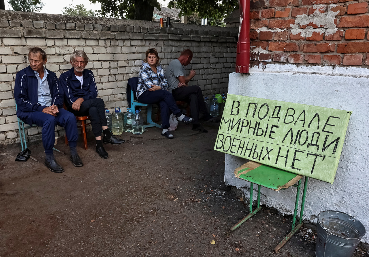 ЗАЛИШЕНІ: Росіян на Курщині українці забезпечують водою, хлібом, консервами та медикаментами (Фото: Yan Dobronosov / Reuters)
