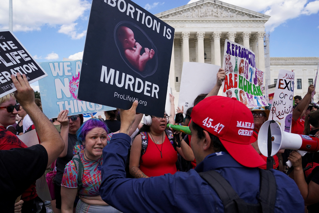 A FRUIT OF DIVISION: The American public remains sharply divided over abortion rights, with tensions often spilling into street protests by opposing sides. (Фото: Reuters)