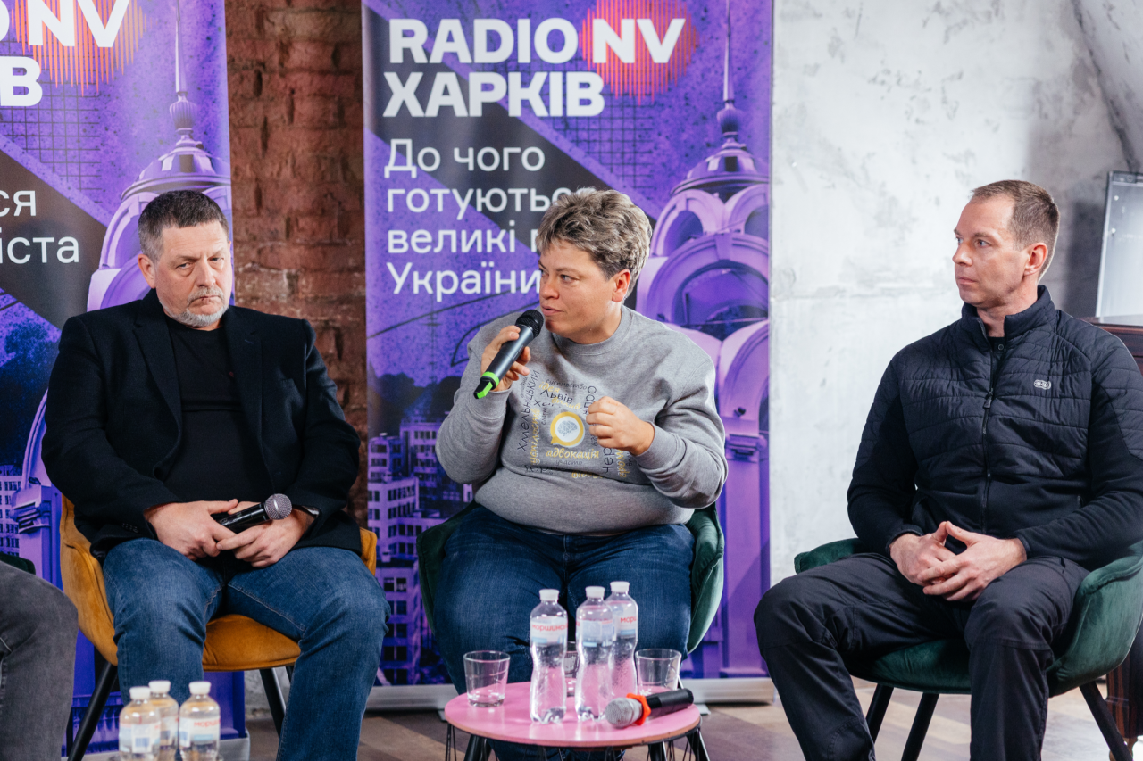 Марина Ніколаєва, членкиня правління ГО Смарт Медіа (у центрі), Олександр Чумак, президент Асоціації приватних роботодавців (ліворуч), Євген Іванов, заступник голови Харківської обласної військової (державної) адміністрації (праворуч) (Фото: NV)