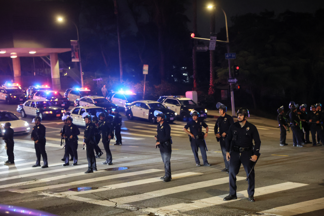 Law enforcement on guard after curfew begins in downtown Los Angeles, California, on June 10, 2025. (Фото: REUTERS/Leah Millis)