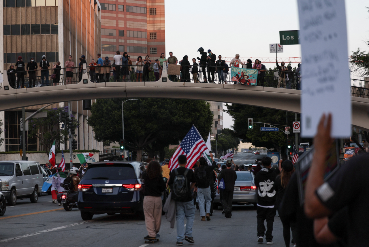 Demonstrators in downtown Los Angeles on June 10, 2025. (Фото: REUTERS/Leah Millis)