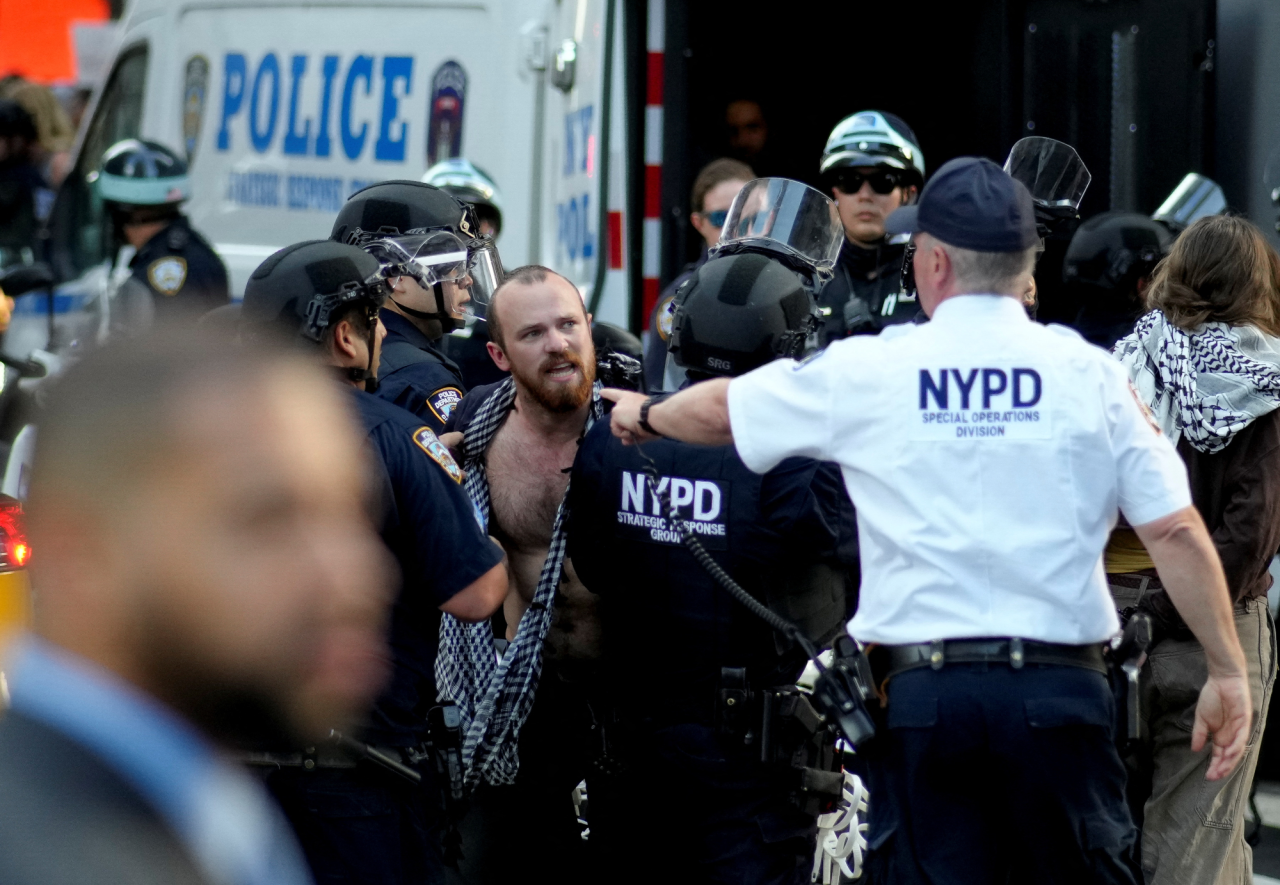 Protesters detained in New York on June 10, 2025. (Фото: REUTERS/Eduardo Munoz)