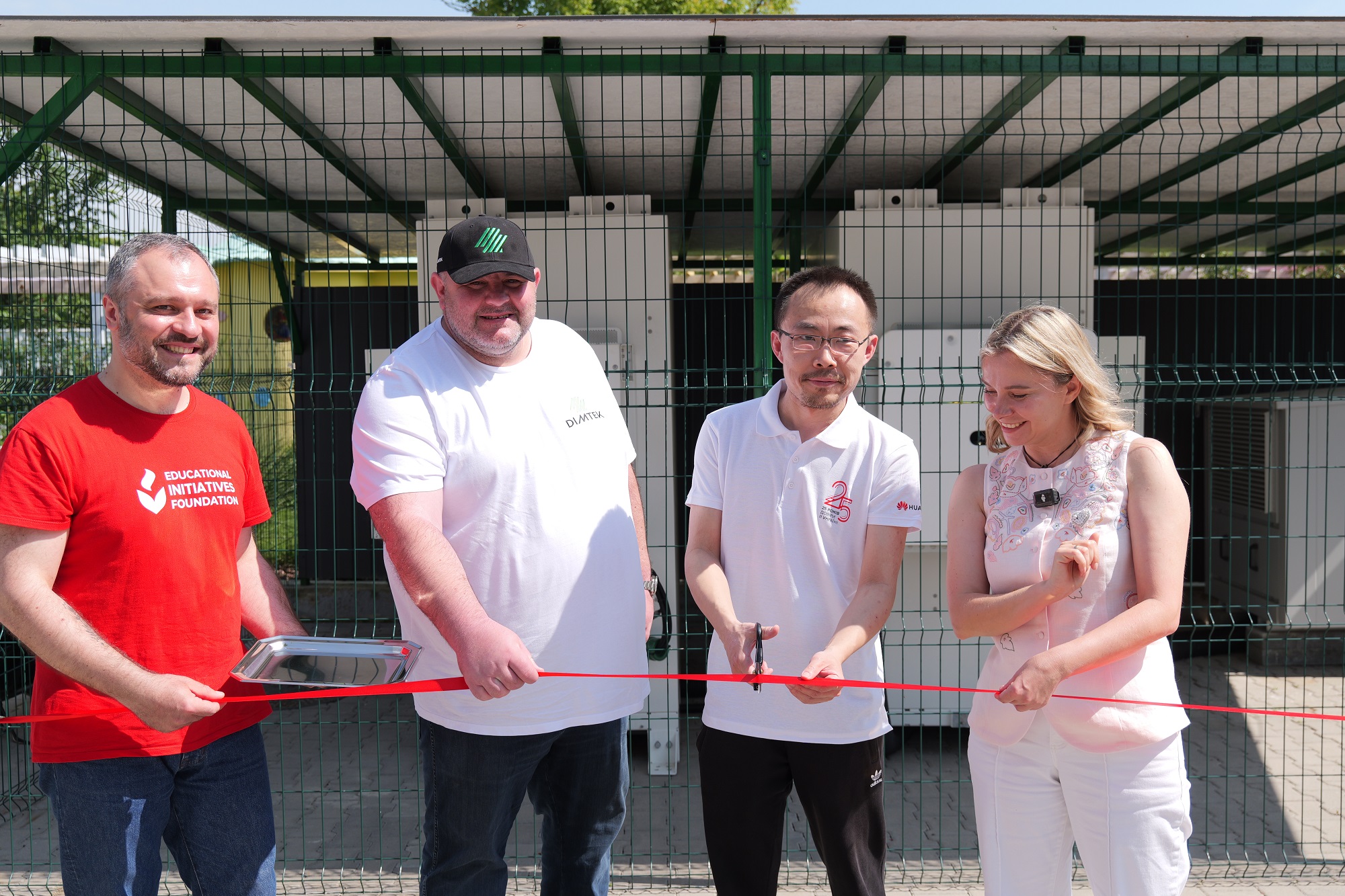Обладнання, яке передала компанія Huawei, допоможе медичному центру працювати навіть під час блекауту (Фото: NV)