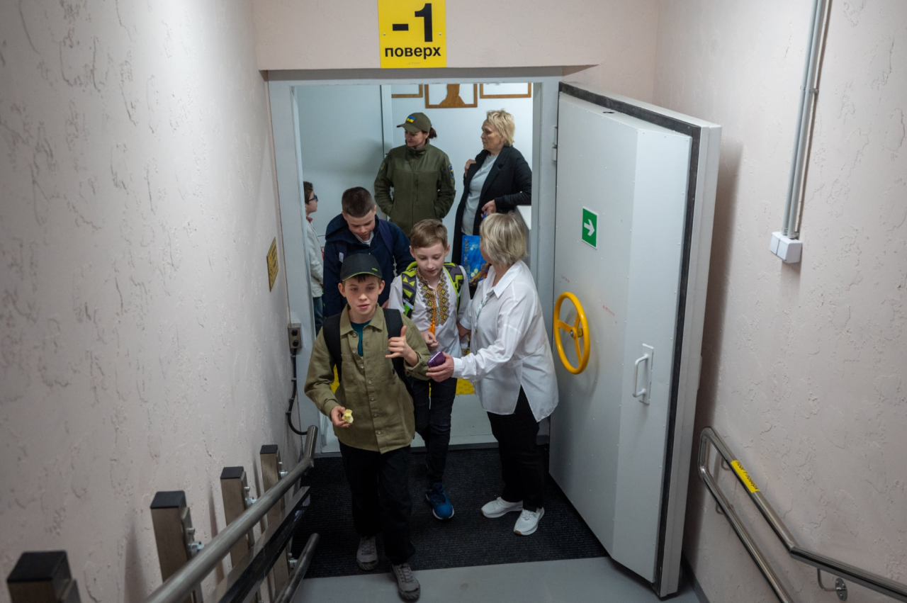 Актуальним питанням для сьогоднішніх шкіл є навність укриттів та облаштованість належним чином (Фото: Reuters)