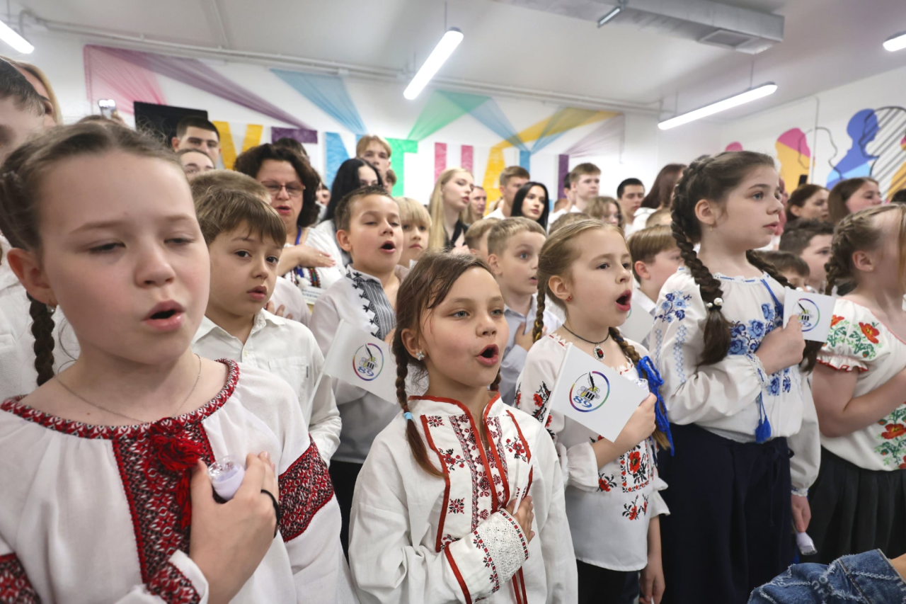 Співрозмовник NV, батько другокласника з Києва розповідає, що помітив формалізоване ставлення школярів до хвилини мовчання та національних символів (Фото: Reuters)