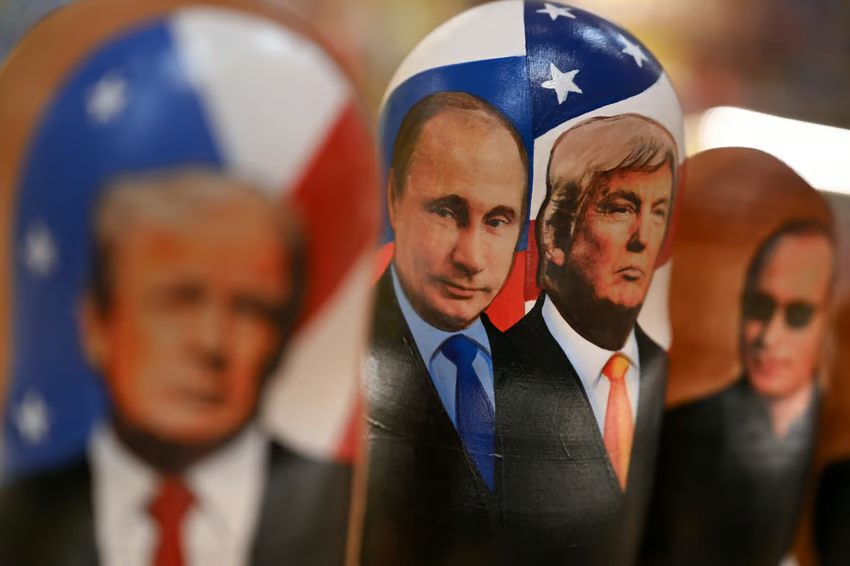 Матрьошки з подвійним зображенням президентів США та Росії на Арбаті в центрі Москви, 2025 рік (Фото: OLESYA KURPYAYEVA/AFP/East News)