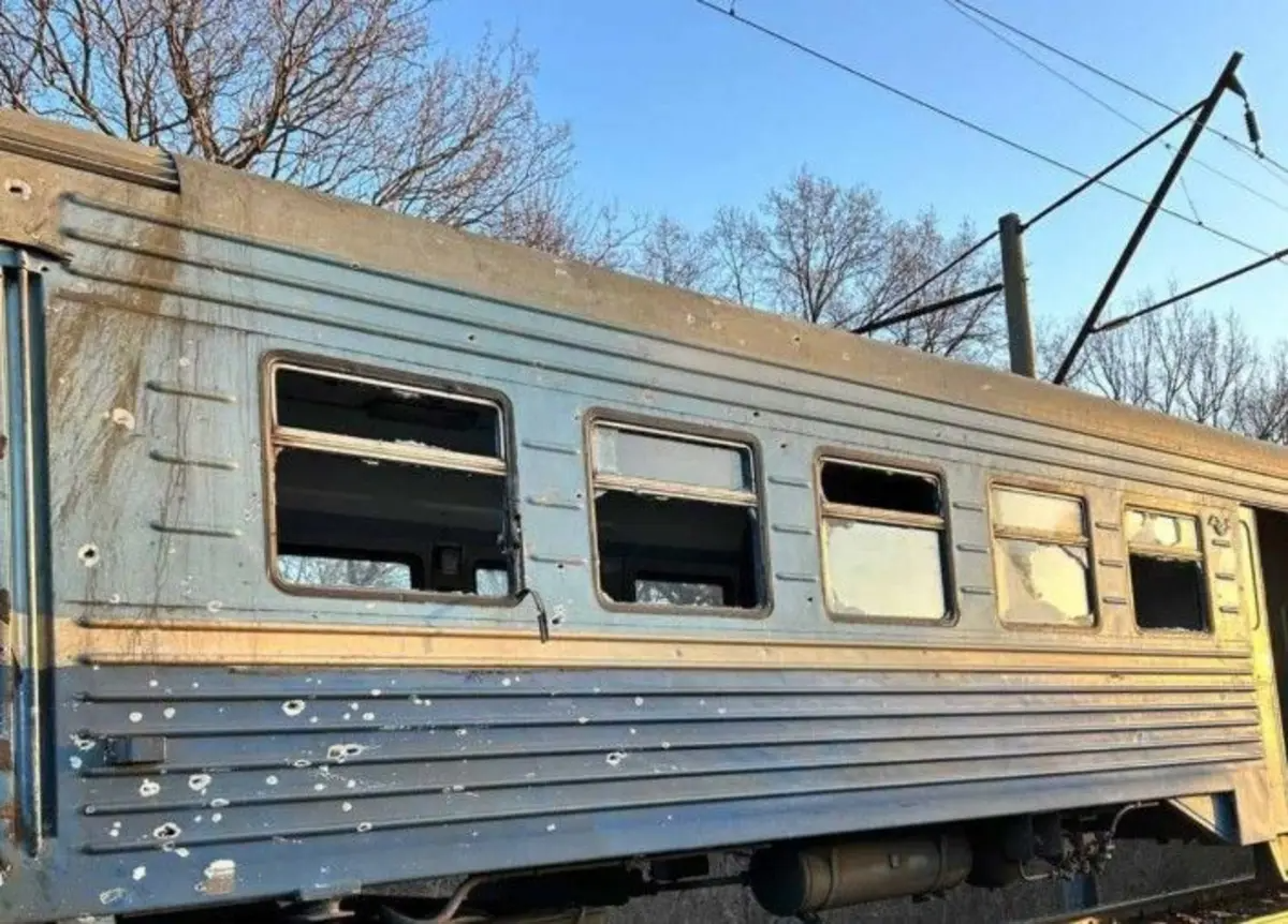 Росіяни влучили безпілотником у приміський поїзд у березня 2026 року (Фото: Олексій Кулеба)
