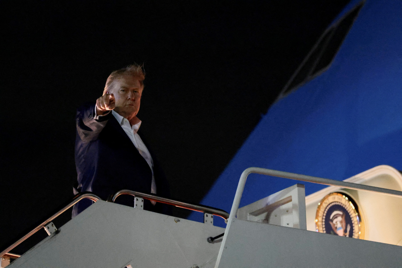 Президент США Дональд Трамп сідає на борт літака Air Force One, що прямує до Евіан-ле-Бен, Франція, на саміт G7 (Фото: REUTERS/Evelyn Hockstein)