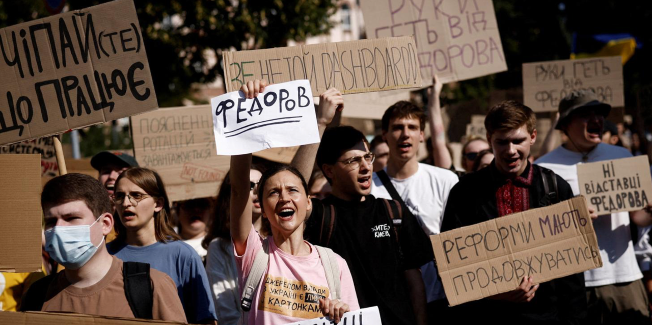 Учасники акції протесту проти звільнення міністра оборони Михайла Федорова (Фото: Reuters)