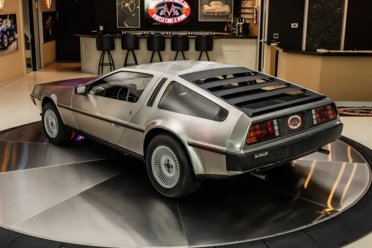 DeLorean DMC-12 рідко з'являються на ринку (Фото: Vanguard Motor Sales)