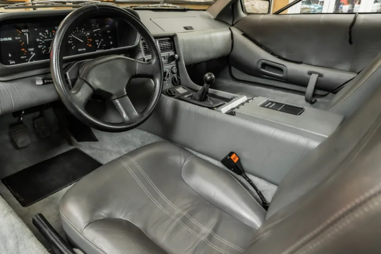 Інтер'єр знаменитого авто (Фото: Vanguard Motor Sales)