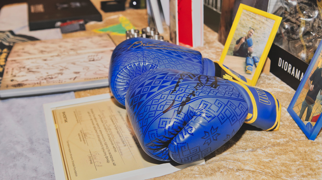 Gloves with Klitschko brothers' autographs (Фото: Burny Games)