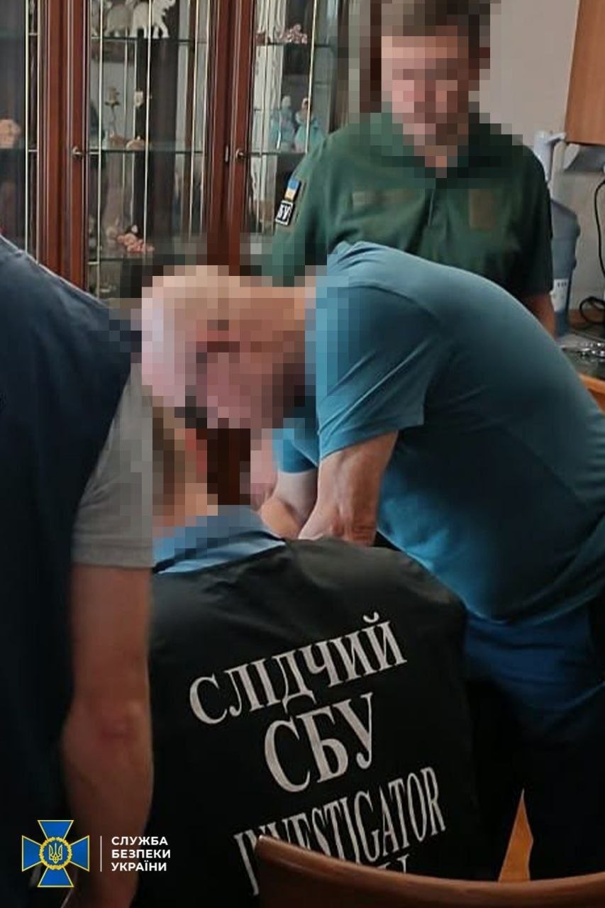 Готівку, чорнові записи з розрахунками відкатів та техніку вилучили під час обшуків у справі про корупцію в Луганській ОВА (Фото: СБУ / Telegram)