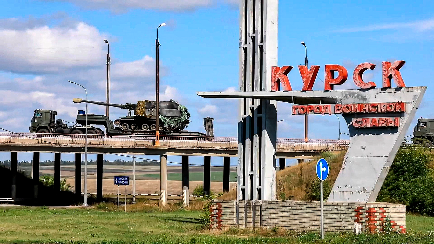 БЕЗСЛАВНИЙ ШЛЯХ: Поки одна колона російських військ вирушає з Курська до Суджанського району відбивати наступ ЗСУ, ... (Фото: AP)
