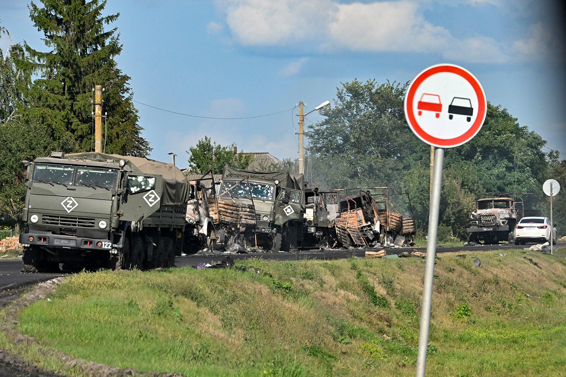 ...інша російська колона в зоні зіткнення стоїть розбита (Фото: AP)