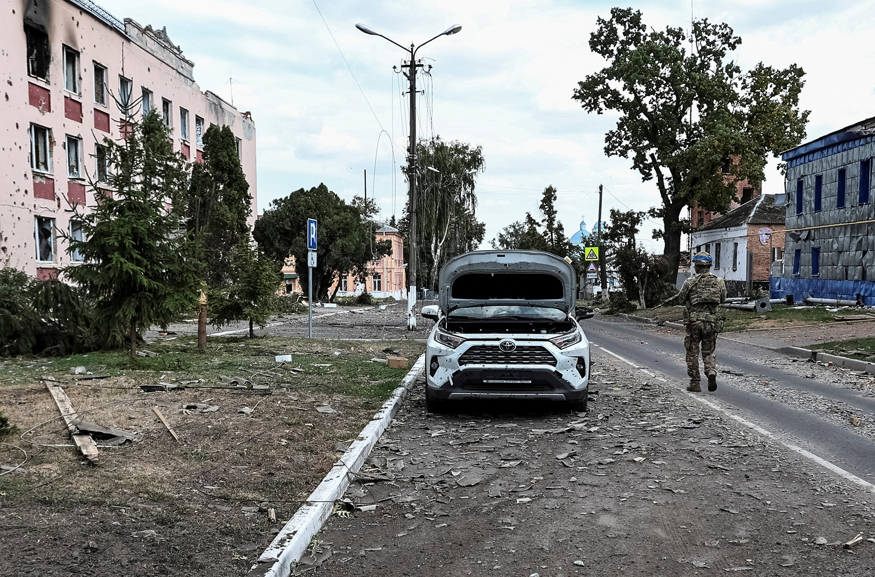 ПЕЙЗАЖ ПІСЛЯ БИТВИ: Український військовий патрулює вулиці Суджі після того, як ЗСУ з боєм захопили місто (Фото: Yan Dobronosov / Reuters)