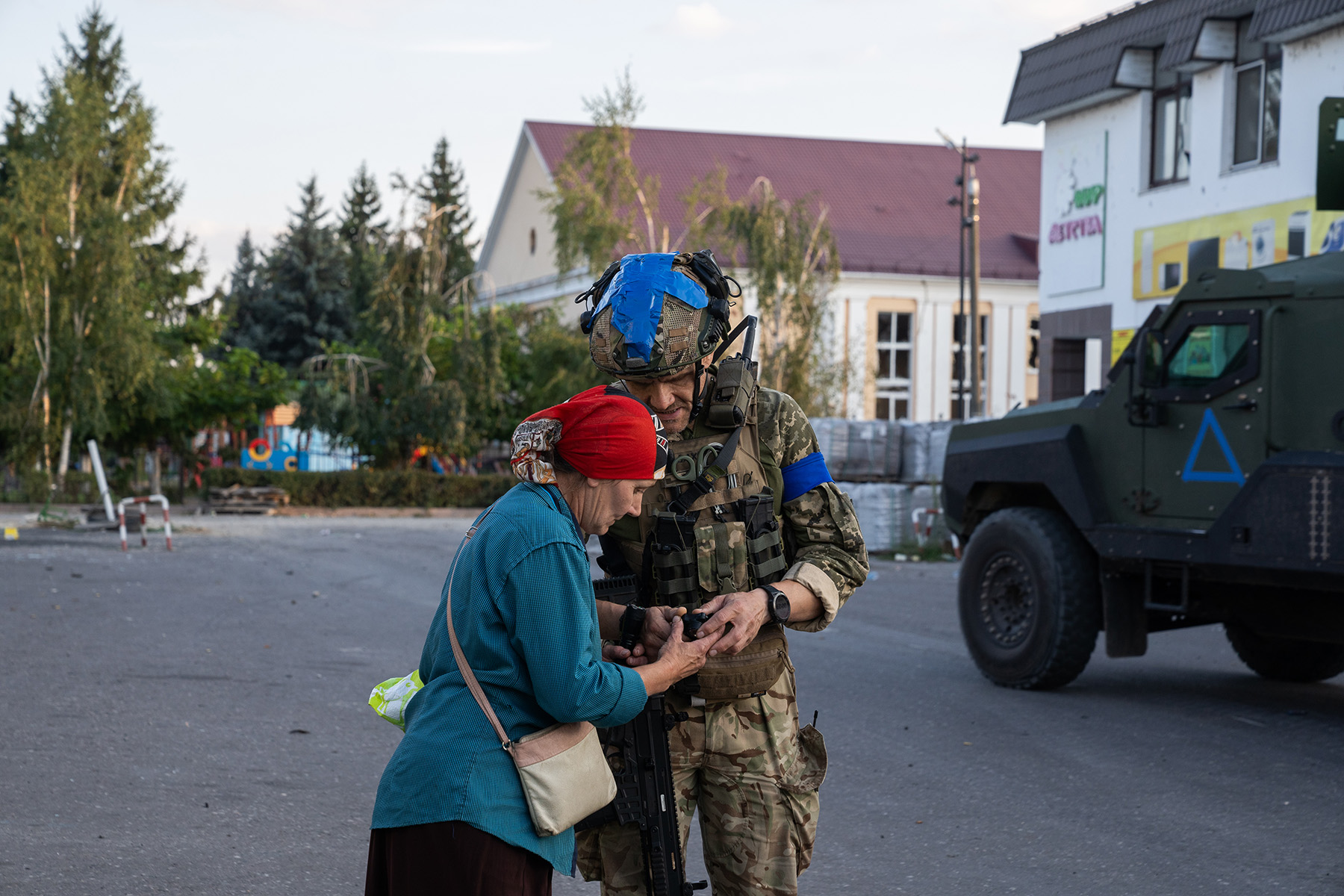 ДОПОМОЖЕ ЗСУ: Український військовий лагодить ліхтарик для мешканки Суджі (Фото: Taras Ibragimov / Suspilne Ukraine / Global Images Ukraine via Getty Images)